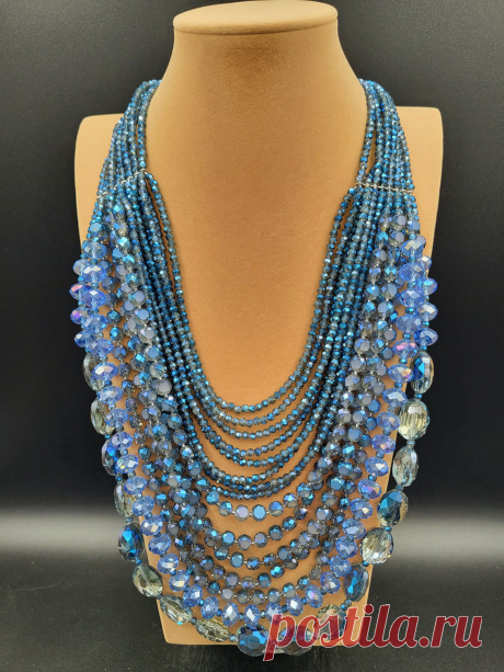 Des créations uniques, des bijoux originaux, des colliers atisanaux fabriqués en pierres naturelles, perle de culture d'eau douce et cristal.