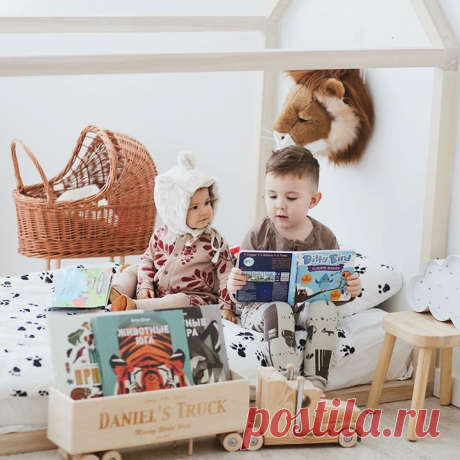 В МИФе все не как у всех. Мы не гонимся за офисными печеньками, таскаем с собой книжки — иногда ящиками в багажнике — и заряжаемся от ответственности. Мы много работаем и вам советуем. А еще мы издаем классные книги как для себя (хотя кого мы обманываем - для себя и своих детей и выбираем их, самые классные полезные!). Приходите к нам, если видите в нас свою «стаю». Все наши вакансии есть по ссылке Фото @irina_pushko