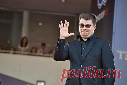 Харламов вновь высмеял Гузееву и рассмешил пользователей сети. Резидент Comedy Club Гарик Харламов опубликовал в Instagram фрагмент программы «Давай поженимся!», где ведущая шоу Лариса Гузеева показала одну свою особенность. В посте комик в очередной раз высмеял ведущую шоу. Фрагмент передачи Харламов сопроводил заставкой передачи «Удивительные люди» на телеканале «Россия 1».