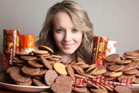 Возмутительное... Девушка ожидала свой рейс в большом аэропорту. Ее рейс был задержан, и ей придется ждать самолет в течение нескольких часов. Она купила книгу, пакет печенья и села в кресло, чтобы провести время. Рядом с ней был пустой стул, где лежал пакет печенья, а на следующем кресле сидел мужчина, который читал журнал. Она взяла печенье, мужчина взял тоже! Ее это взбесило, но она ничего не сказала и продолжала читать. И каждый раз, когда она брала печенье, мужчина продолжал тоже брать.