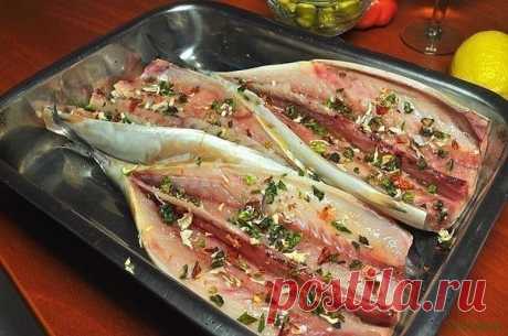 СКУМБРИЯ ЗАПЕЧЕННАЯ. 5 ВКУСНЫХ РЕЦЕПТОВ.

СКУМБРИЯ ЗАПЕЧЁННАЯ.
1. Базовый рецепт.
Скумбрию разморозить, помыть, обсушить бумажным полотенцем. Удалить плавники, посолить, сбрызнуть лимонным соком и порезать на кусочки. Отдельно порезать 2 помидора и 2 луковицы кружочками (одинаковые по величине). Складываем кружочек помидора с луком и разрезаем пополам и прослаиваем между кусочками рыбы. Выкладываем рыбу в форму для запекания на фольгу. Сверху сбрызнуть слегка оливковым мас...