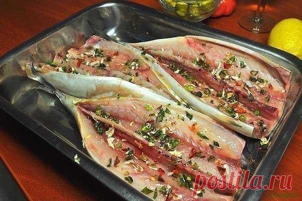 СКУМБРИЯ ЗАПЕЧЕННАЯ. 5 ВКУСНЫХ РЕЦЕПТОВ.

СКУМБРИЯ ЗАПЕЧЁННАЯ.
1. Базовый рецепт.
Скумбрию разморозить, помыть, обсушить бумажным полотенцем. Удалить плавники, посолить, сбрызнуть лимонным соком и порезать на кусочки. Отдельно порезать 2 помидора и 2 луковицы кружочками (одинаковые по величине). Складываем кружочек помидора с луком и разрезаем пополам и прослаиваем между кусочками рыбы. Выкладываем рыбу в форму для запекания на фольгу. Сверху сбрызнуть слегка оливковым мас...