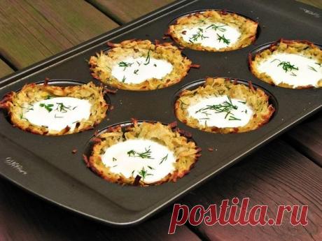 Яйца в картофельных гнездах 

Ингредиенты: 
2 больших запеченных картофелины 
3 столовых ложки свежего укропа 
1 чайная ложка чесночного порошка 
6 яиц 
соль и перец 

Приготовление: 
Очистите и натрите 2 картофелины. 
В большой миске смешайте их со свежим нарубленным укропом, чесночным порошком, солью и перцем. 
Формочки для кексов сбрызните маслом, выложите небольшое количество картофеля, делая ямку в середине. Аккуратно вбейте туда яйца и отправьте в духовку на 20-30 ми...