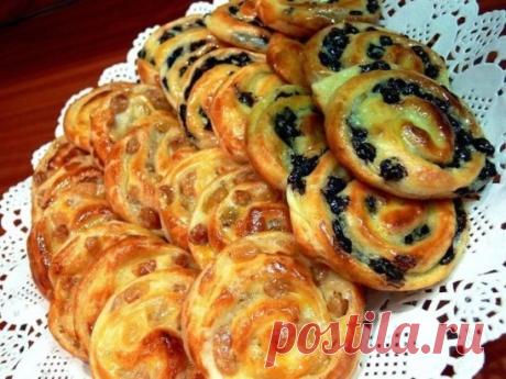 Французские булочки.
Рецепт простой , вкус потрясающий, а главное эта консистенция, в дорогих отелях в Европе такие готовят на завтрак. 
Берем готовое слоеное дрожжевое тесто. У меня "Звездное". 
Размораживаем его в холодильнике. Заранее. 
Также накануне замачиваем изюм в коньяке или в ликере "Куантро" . 
Изюма около 200 г.
Готовим заварной крем. На 0,5 л молока 100г сахара, 0,5 ч.л. ванильного сахара, 1,5 стол. л. муки и 2 яйца. 
Ставим на огонь молоко с ванильным сахаром , а тем временем взби
