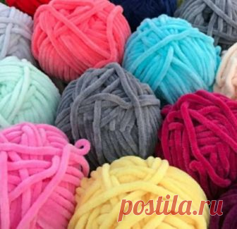 Шапка из плюшевой пряжи крючком: как связать различные модели Из этой пряжи получится очень мягкая шапка, по сравнению с другими материалами. А её стильный внешний вид не оставит никого равнодушным. Причем связать такую собственными руками не составит особо большого труда. Для этого всего лишь нужен крючок и базовые навыки вязания. Уметь нужно вязать такие простые элементы, как «столбик без накида» и «воздушная петля».