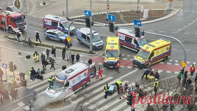 Наезд на толпу в Польше не стали квалифицировать как теракт. Наезд на пешеходов в польском городе Щецин не квалифицируется как теракт. Об этом заявил заместитель коменданта западно-поморской воеводской комендатуры полиции Марек Яштал, сообщает РИА Новости. "Это точно не был террористический ...