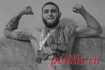 Чемпион Украины по кикбоксингу погиб в зоне СВО. Чемпион Украины по кикбоксингу Максим Бордусь погиб на запорожском направлении в зоне специальной военной операции (СВО). Спортсмен родился в 2000 году в Киеве. Молодой человек записался добровольцем в территориальную оборону 24 февраля 2022 года. Сначала он принимал участие в боях на лиманском направлениии.
