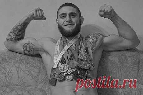 Чемпион Украины по кикбоксингу погиб в зоне СВО. Чемпион Украины по кикбоксингу Максим Бордусь погиб на запорожском направлении в зоне специальной военной операции (СВО). Спортсмен родился в 2000 году в Киеве. Молодой человек записался добровольцем в территориальную оборону 24 февраля 2022 года. Сначала он принимал участие в боях на лиманском направлениии.