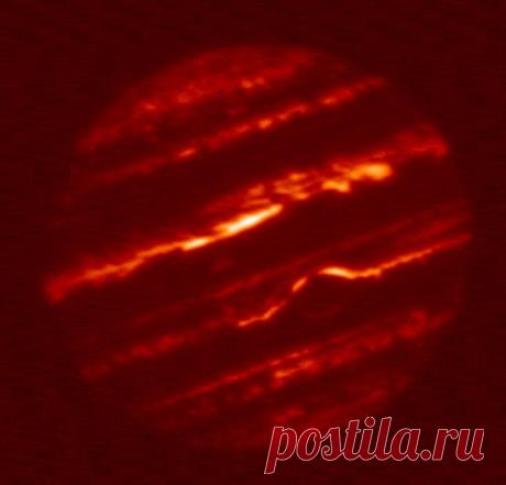 Изображение Юпитера в инфракрасном диапазоне снятая телескопом NASA IRTF, 16 мая 2015 года. На фото можно увидеть, что слои атмосферы, которые расположены глубже излучают больше тепла,чем внешние слои. / Интересный космос