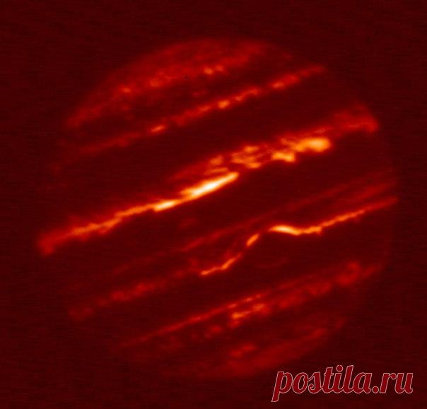 Изображение Юпитера в инфракрасном диапазоне снятая телескопом NASA IRTF, 16 мая 2015 года. На фото можно увидеть, что слои атмосферы, которые расположены глубже излучают больше тепла,чем внешние слои. / Интересный космос
