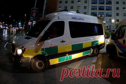 Турист попал в аварию на европейском курорте и лишился скальпа. Британский турист попал в аварию на Ибице и лишился скальпа. Всего через несколько часов после прибытия британца на курорт арендованная им машина столкнулась с другим транспортным средством и трижды перевернулась. Путешественника срочно доставили в больницу и провели ему три операции.