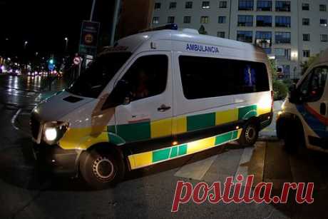 Турист попал в аварию на европейском курорте и лишился скальпа. Британский турист попал в аварию на Ибице и лишился скальпа. Всего через несколько часов после прибытия британца на курорт арендованная им машина столкнулась с другим транспортным средством и трижды перевернулась. Путешественника срочно доставили в больницу и провели ему три операции.