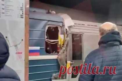 Названа возможная причина столкновения поездов в московском метро. Причиной столкновения поездов в московском метро могла стать техническая неисправность. Такую возможную причину назвали в оперативных службах. ЧП произошло в 10:30 на станции метро «Печатники» Люблинско-Дмитровской линии. По данным столичного Дептранса, произошел накат старого состава, который следовал из депо.