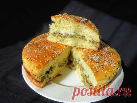 Все будут выпрашивать этот рецепт! Вкуснейший пирог с любой начинкой (не нужно вымешивать)Рецепт:
тесто:
яйца 2 шт
сахар 2 ст.лож
соль 1 ч.лож
дрожжи прессованные 15 гр
молоко 2 стакана
мука 4 стакана
начинка:
лук 2 шт
фарш 200-250 гр
соль, черный перец
растительное масло для жарки
сыр 50-100 гр