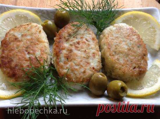 Рыбные котлеты (семейный рецепт) Этому рецепту очень много лет, и это, на наш взгляд, один из лучших вариантов рыбных котлет. - Берем рыбное филе, если хорошая мясорубка или измельчитель, то используем и кожу. Если делаем из мороженной рыбы, то оттаиваем рыбу в прохладном месте естественным способом и очень хорошо. !. отжимаем от л