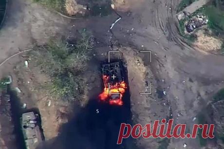 Появилось видео с уничтожением техники ВСУ на северском направлении. Российские дроны-камикадзе «Ланцеты» начали уничтожать боевую технику Вооруженных сил Украины (ВСУ) на северском направлении. Соответствующие видеокадры появились в группе «Ленты новостей ДНР Z» во «ВКонтакте». Военные России активно применяют БПЛА для подрыва боевого потенциала противника.