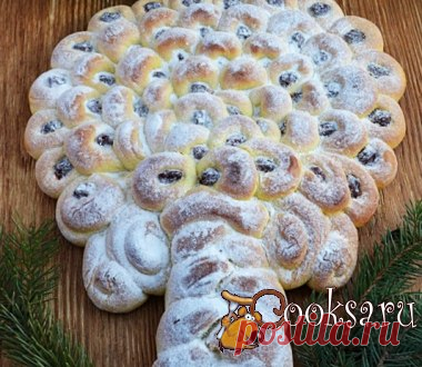 Сладкая рождественская бриошь ( Dolce Albero Natale) Рождество в Италии, безусловно, является самым главным и любимым католическим праздником для ее жителей. Италия славится своей рождественской выпечкой и десертами. В их ряду в первую очередь следует назвать панеттоне. Но в этом году я увидела, на одном своем любимом итальянском кулинарном сайте, чудесную новогоднюю пальмочку из бриошного теста, такая сладкая Рождественская елочка или украшенный Пан Бриошь. Красиво и впечатляюще, рецепт…