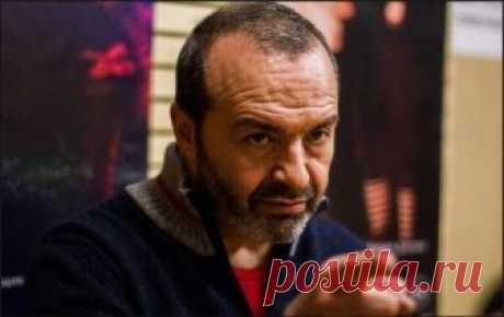 Виктор Шендерович: Можно подводить первые итоги, не правда ли?
Итак. Не допустив на выборы единственного реального противника, Кремль дал группе клоунов извалять друг друга в дерьме перед лицом россиян — на фоне президента, не вылезающего с телеэкрана (в том числе и в «день тишины) в образе благородного отца нации.
На фоне этой беспроигрышной ролевой игры, оставалось только дотянуть явку до мало-мальски приличных 60%, что власть и сделала мучительным надрывом сил – и агитация лезла из всех дыр