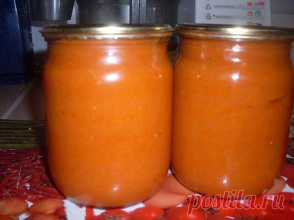 ИКРА КАБАЧКОВАЯ ОЧЕНЬ ВКУСНАЯ!!! ПОПРОБУЙТЕ!!! ЛУЧШЕ ЧЕМ ИЗ МАГАЗИНА!!!

Ингредиенты:

Кабачок (чищенный) — 3 кг
Лук репчатый — 500 гр
Томатная паста — 150 гр
Масло растительное — 150 гр
Сахар — 1/2 стакана
Соль — 2 ст. ложки без верха
Майонез  — 150 гр
Перец черный (молотый) — 1/2 чайной ложки
Лавровый лист - один листик

Кабачки и лук чистим, пропускаем через мясорубку, после чего я еще блендером взбиваю, чтобы масса была как пюре. Добавляем майонез, томатную пасту и под...