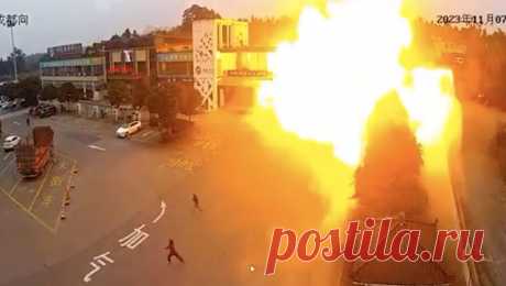 В Китае произошел мощный взрыв сжиженного газа. В китайской провинции Сычуань произошел мощный взрыв сжиженного газа. Об этом сообщает Telegram-канал Mash. На видеозаписи инцидента видно, как рабочих окатывает содержимым цистерны. По данным Telegram-канала, ее температура составляет ...