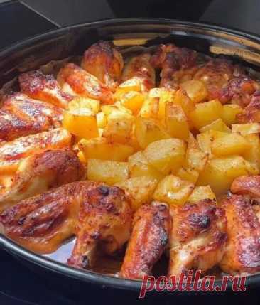 КУРИНЫЕ КРЫЛЫШКИ С КАРТОФЕЛЕМ В ДУХОВКЕ

Ингредиенты:
1 кг куриных крылышек
Картофель 4 шт. 

Для соуса:
5 столовых ложек масла
1 чайная ложка томатной пасты
1,5 чайные ложки меда (количество можете регулировать по своему усмотрению)
1 чайная ложка порошка красного перца
1 чайная ложка перца чили
1/2 чайной ложки черного перца
1 чайная ложка тимьяна
1 чайная ложка чесночного порошка (или 2 тертых зубчика чеснока)
1 чайная ложка соли