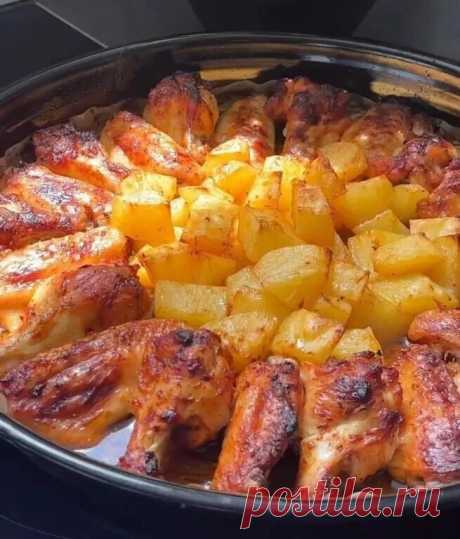 КУРИНЫЕ КРЫЛЫШКИ С КАРТОФЕЛЕМ В ДУХОВКЕ

Ингредиенты:
1 кг куриных крылышек
Картофель 4 шт. 

Для соуса:
5 столовых ложек масла
1 чайная ложка томатной пасты
1,5 чайные ложки меда (количество можете регулировать по своему усмотрению)
1 чайная ложка порошка красного перца
1 чайная ложка перца чили
1/2 чайной ложки черного перца
1 чайная ложка тимьяна
1 чайная ложка чесночного порошка (или 2 тертых зубчика чеснока)
1 чайная ложка соли