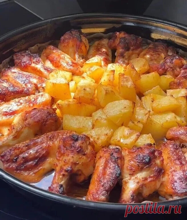 КУРИНЫЕ КРЫЛЫШКИ С КАРТОФЕЛЕМ В ДУХОВКЕ

Ингредиенты:
1 кг куриных крылышек
Картофель 4 шт. 

Для соуса:
5 столовых ложек масла
1 чайная ложка томатной пасты
1,5 чайные ложки меда (количество можете регулировать по своему усмотрению)
1 чайная ложка порошка красного перца
1 чайная ложка перца чили
1/2 чайной ложки черного перца
1 чайная ложка тимьяна
1 чайная ложка чесночного порошка (или 2 тертых зубчика чеснока)
1 чайная ложка соли