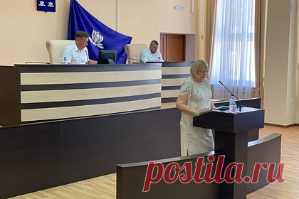 Российская чиновница провалилась под трибуну городской думы