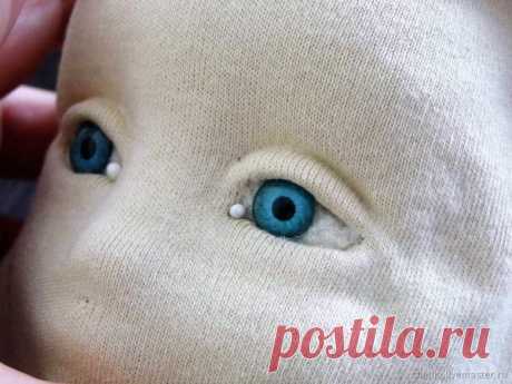 Как обклеить трикотажем голову текстильной куклы | all Dolls Перед вами простой и доступный даже для начинающих мастериц мастер-класс от Waledia по обклеиванию головы куклы трикотажем, который займет около часа. Понадобятся: голова-основа; кукольный трикотаж; к