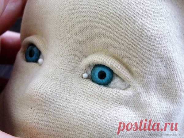 Как обклеить трикотажем голову текстильной куклы | all Dolls Перед вами простой и доступный даже для начинающих мастериц мастер-класс от Waledia по обклеиванию головы куклы трикотажем, который займет около часа. Понадобятся: голова-основа; кукольный трикотаж; к