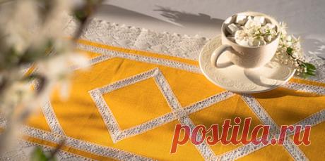 Солнечное сплетение. Как в Ельце хранят кружевные традиции с узорами из луговых трав. В Ельце кружева плетут все: водители автобусов, продавцы газет, металлурги, пивовары, кассиры и даже чиновники. Как шутят ельчане, плетут все, но не одновременно: одни уже умеют, другие еще учатся, а третьи только готовятся. Научиться просто — основные элементы елецкого кружевоплетения можно освоить за три дня