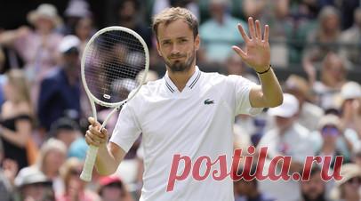 Неожиданные развязки: Медведев вышел в четвертьфинал Уимблдона, Александрова и Андреева покидают турнир. Даниил Медведев впервые в карьере пробился в четвертьфинал Уимблдона. Он вёл со счётом 2:0 по сетам в противостоянии с Иржи Легечкой, когда чех из-за травмы отказался продолжить борьбу. Мирра Андреева была близка к победе над американкой Мэдисон Киз, но упустила инициативу, а в концовке подарила сопернице матчбол, получив штрафное очко от судьи за брошенную на корт ракетку. Также покидает…