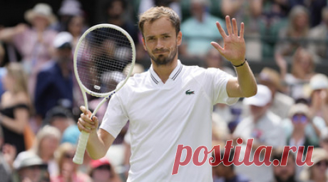 Неожиданные развязки: Медведев вышел в четвертьфинал Уимблдона, Александрова и Андреева покидают турнир. Даниил Медведев впервые в карьере пробился в четвертьфинал Уимблдона. Он вёл со счётом 2:0 по сетам в противостоянии с Иржи Легечкой, когда чех из-за травмы отказался продолжить борьбу. Мирра Андреева была близка к победе над американкой Мэдисон Киз, но упустила инициативу, а в концовке подарила сопернице матчбол, получив штрафное очко от судьи за брошенную на корт ракетку. Также покидает…