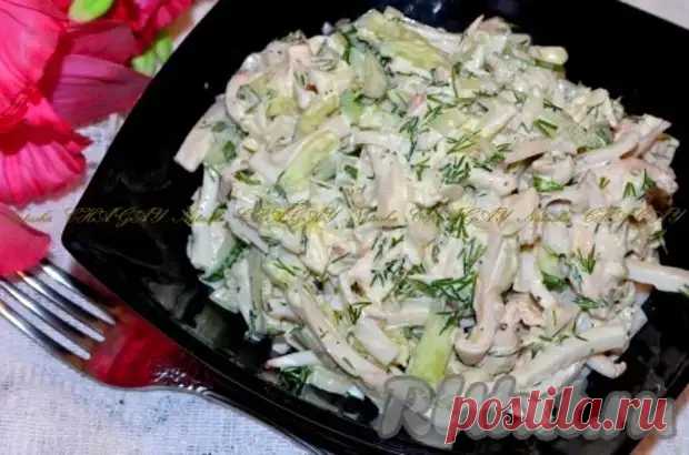 Салат с курицей, кальмарами и огурцом 