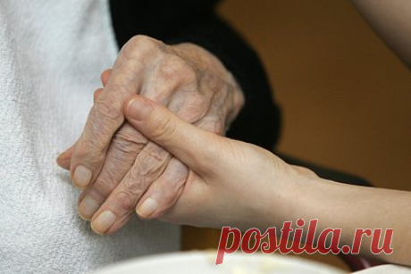Прерывистое голодание улучшило симптомы болезни Альцгеймера. Ученые из Медицинской школы Калифорнийского университета в Сан-Диего обнаружили, что прерывистое голодание может улучшить симптомы болезни Альцгеймера. Исследование показало, что у мышей, которых кормили ограниченной по времени диетой, улучшалась память и снижалось количество патологических скоплений белка.