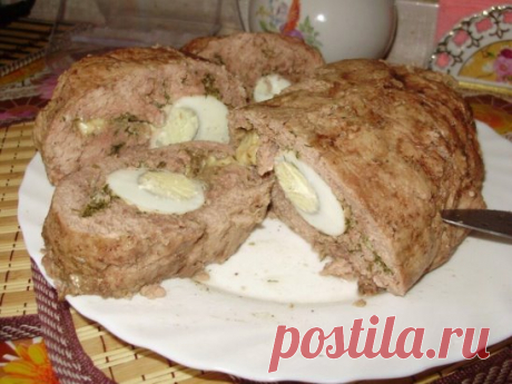 МЯСНОЙ РУЛЕТ НА ПАРУ В МУЛЬТИВАРКЕ!
ИНГРЕДИЕНТЫ:
1 кг фарша(у меня куриный),
3-5 варёных яиц,
зелень петрушки,укропа,
приправы по желанию.
Твёрдый сыр--тоже по желанию.
ПРИГОТОВЛЕНИЕ:
Расстелить фольгу для запекания, если тонкая, то в два-три слоя,
оставляя с краёв достаточно много места, сантиметров по 15.
Фарш выложить ровным слоем, толщиной в 2 пальца (примерно), в форме квадрата, мокрыми руками или вилкой разровнять, посолить, добавить приправы, зелень сушёную или свежую.
Выложить свар