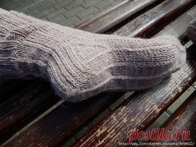 Женские носочки с красивым узором из снятых петель