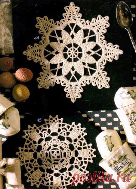Маленькие салфетки вязаные крючком.