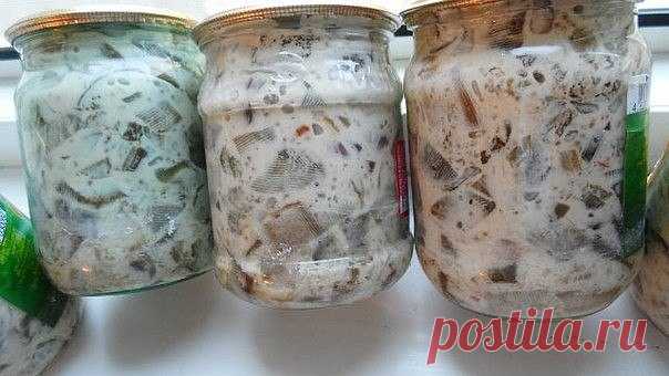 БАКЛАЖАНЫ В МАЙОНЕЗЕ СО ВКУСОМ ГРИБОВ

 Ингредиенты:
На 5 кг синих:
800 гр - любого майонеза, 
1 пачечка - грибной приправы, 
1,5 кг - лука. 

Приготовление:
Синие очистить, порезать кубиками, прокипятить 5 мин в воде. отдавить воду и обжарить на раст. масле. отдельно пережарить лук. все смешать и в баночки. 
Стерилизовать 0,5 л - 30 мин., закатать 
.Синие и воду не солить, хватает приправы. Долго возиться, но счень вкусные. Вкус жареных грибов с майонезом. 

Приятного аппетита!