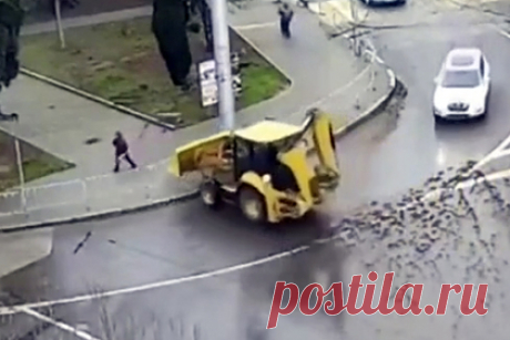 В Крыму трактор снес ограждение, чуть не сбил школьника и врезался в дерево. В Севастополе трактор снес дорожное ограждение, выехал на тротуар и чуть не сбил школьника. Инцидент попал на видео. На кадрах видно, как транспортное средство пересекает автомобильные полосы и сносит дорожное ограждение. На пути трактора ребенок, который видит трактор и убегает.
