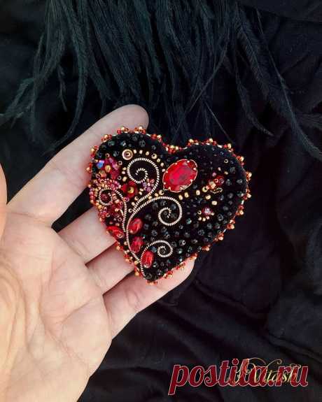 Повтор моего сердечка, немного в другой интерпритации❤🖤❤🖤. ✔Сделано на заказ ✔. Повтор 3 т.р  #брошьсердце #брошьчерная #брошькрасная…