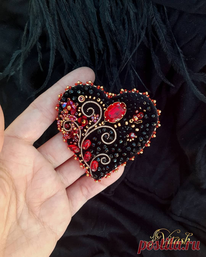 Повтор моего сердечка, немного в другой интерпритации❤🖤❤🖤. ✔Сделано на заказ ✔. Повтор 3 т.р  #брошьсердце #брошьчерная #брошькрасная…