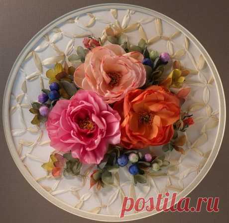 РУКОДЕЛЬНИЦЫ!
В ПРАЗДНИЧНЫЕ ,НОВОГОДНИЕ, ДНИ ПРИГЛАШАЕМ ВСЕХ ЖЕЛАЮЩИХ НА МАСТЕР- КЛАСС ВАЛЕНТИНЫ РАЗЕНКОВОЙ " РОЗЫ и ЯГОДКИ ",
СОСТОЯЩИЙ ИЗ ДВУХ ЗАНЯТИЙ ПО 6 ЧАСОВ, 05.01 В 11-00 И 
08.01.2015 в 11-00.
НА МАСТЕР- КЛАССЕ ВЫ НАУЧИТЕСЬ ОФОРМЛЯТЬ ФОН РАБОТЫ В ДЕКОРАТИВНОМ СТИЛЕ И ПРАВИЛЬНО СОЧИТАТЬ ЦВЕТА. СОБЕРЕТЕ РОЗЫ, РАЗНЫЕ ПО ВЫПОЛНЕНИЮ ИЗ ТРЕХ , РАЗНЫХ ПО ТЕКСТУРЕ ЛЕНТ . УВИДИТЕ, КАК ПРАВИЛЬНО ИХ ТОНИРОВАТЬ.НАУЧИТЕСЬ ДЕЛАТЬ БУТОНЫ И ВЕТОЧКИ С ЯГОДКАМИ. ВСЕ МАТЕРИАЛЫ ПРЕДО...