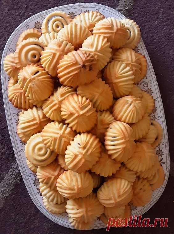 Took me 8 hours of hard work to make this delicious Ma’amol. Filled with pistachios, pecans, and dates. The post Took me 8 hours of hard work to make this delicious Ma’amol. Filled with…
