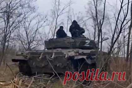 Российские военные уничтожили опорные пункты ВСУ в Запорожской области. Танкисты Южного военного округа Вооруженных сил России (ВС РФ) уничтожили два опорных пункта Вооруженных сил Украины (ВСУ) при наступлении в Запорожской области. «Мы нашли этот блиндаж и поразили его точным огнем, позже оттуда они украинские боевики выносили тела своих побратимов» , — рассказал он.