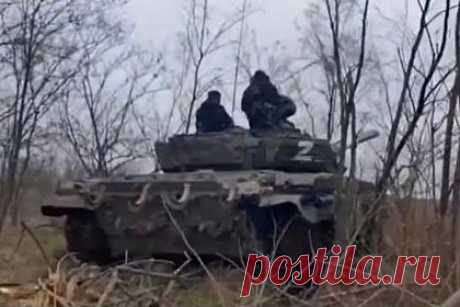 Российские военные уничтожили опорные пункты ВСУ в Запорожской области. Танкисты Южного военного округа Вооруженных сил России (ВС РФ) уничтожили два опорных пункта Вооруженных сил Украины (ВСУ) при наступлении в Запорожской области. «Мы нашли этот блиндаж и поразили его точным огнем, позже оттуда они украинские боевики выносили тела своих побратимов» , — рассказал он.