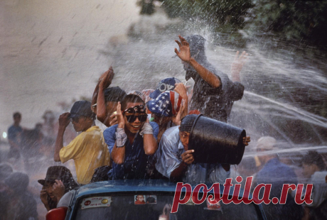 Мьянма (Бирма). (Photo by Steve McCurry)  |  Серия фотографий легендарного Стива МакКарри «Сила игры» • НОВОСТИ В ФОТОГРАФИЯХ