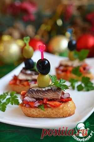 Кростини с маринованным салатом и сардинами - кулинарный рецепт