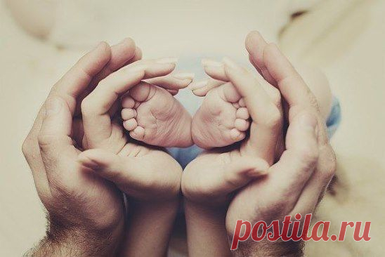 Когда в дом входит женщина - в нем становится светло, когда входит мужчина - становится тепло, а когда входит ребенок - становится радостно. Господи, пусть в наших домах всегда будет светло, тепло и радостно!
Владимир Киреенков