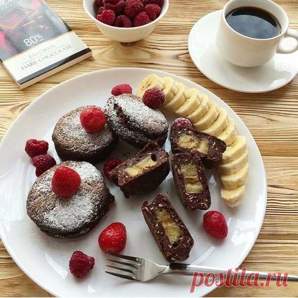 Шоколадные сырники с бананом